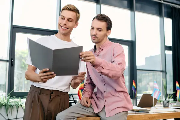 Una coppia affascinante discute idee e sorrisi insieme in un ufficio elegante pieno di verde. — Foto stock