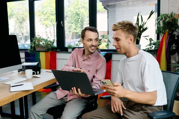 Two joyful people collaborate in a colorful workspace. — Stock Photo