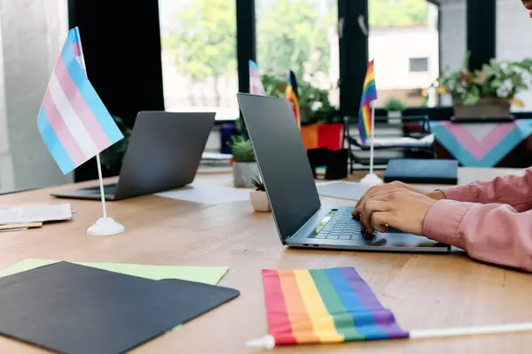 Joven hombre de negocios con atuendo casual trabajando en la oficina. - foto de stock