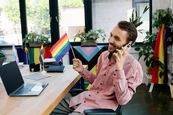 Cheerful businessman in casual attire working in office. — Stock Photo