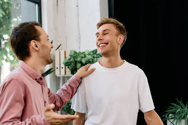 Una pareja guapa comparte risas y abrazos, celebrando su conexión en un espacio luminoso. — Stock Photo