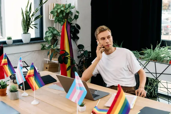 Homme blond à la mode en tenue décontractée travaillant au bureau. — Photo de stock