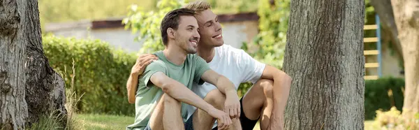 Dois jovens desfrutam de uma tarde alegre juntos, sorrindo e relaxando em naturezas abraçar. — Fotografia de Stock