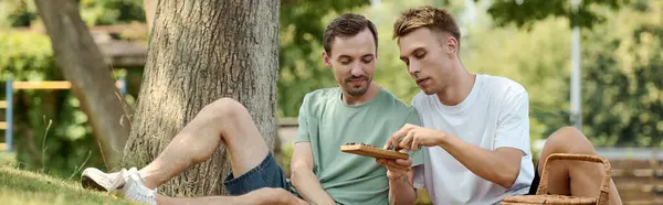 Dos parejas cariñosas se relajan al aire libre, participan en una conversación lúdica y crean recuerdos. — Stock Photo