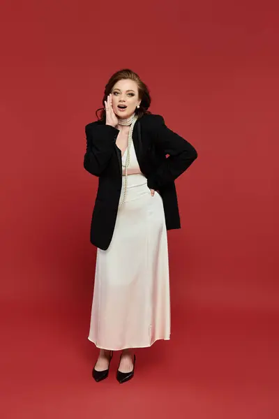 Vestida em um conjunto sofisticado, uma mulher faz uma pose lúdica, exalando charme e elegância. — Fotografia de Stock