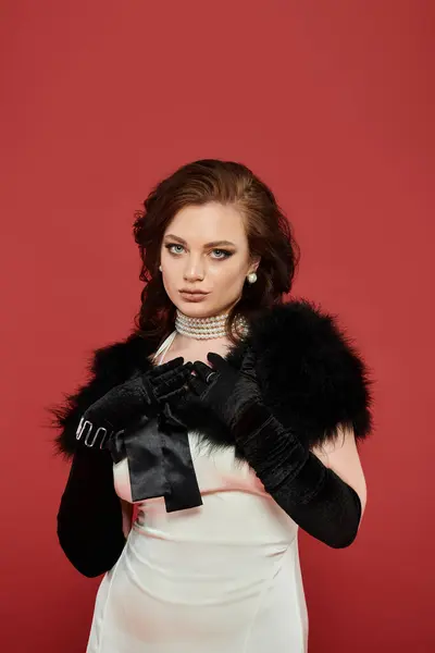 A woman in elegant attire captivates with stylish accessories and a confident stance. — Stock Photo
