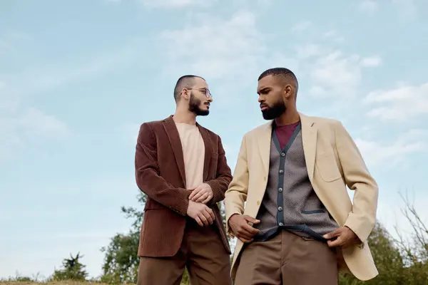 Dapper gentlemen in trendy autumn outfits enjoy the outdoors, exuding confidence and style amidst falling leaves. — Stock Photo