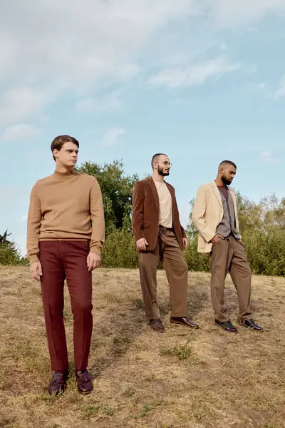Fashionable men showcase autumn styles while enjoying a picturesque day in a natural field. — Stock Photo