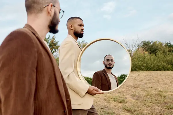 Deux beaux hommes en tenue d'automne à la mode se tiennent dans un cadre naturel, reflétant la beauté automnale. — Photo de stock