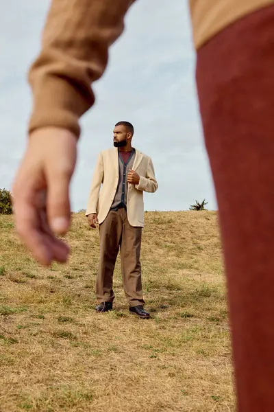 Homens bonitos vestidos com trajes de outono elegantes posam confiantemente em uma paisagem natural serena. — Fotografia de Stock