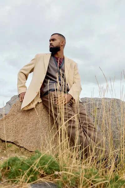 A handsome man poses confidently in autumn attire, basking in the serene beauty of nature's palette. — Stock Photo