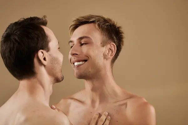 Ein fröhliches junges Paar teilt einen liebevollen Blick und umarmt die Liebe in ihrem ruhigen Raum. — Stockfoto