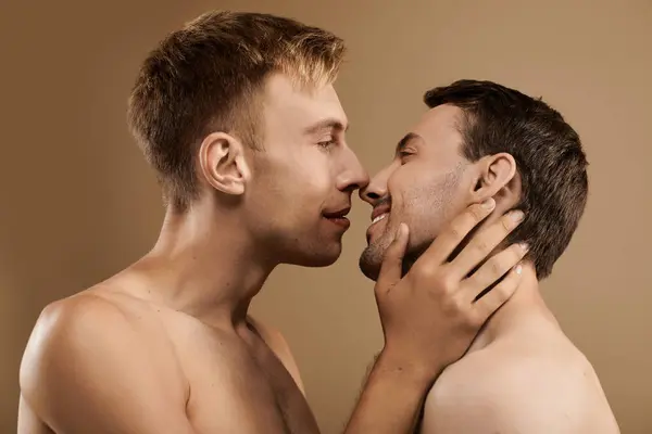 Un'interazione sincera si svolge tra due uomini, mostrando la loro profonda connessione e amore.. — Foto stock