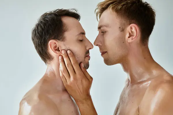 Two young men share a tender gaze, embodying affection and intimacy. — Stock Photo