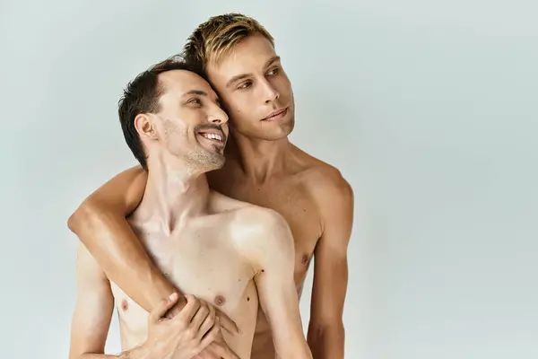 Un moment joyeux entre deux jeunes hommes, embrassant et partageant leur amour dans l'intimité. — Photo de stock