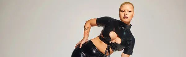 La giovane donna trasuda fiducia mentre ostenta il suo vestito audace e moderno con stile. — Foto stock