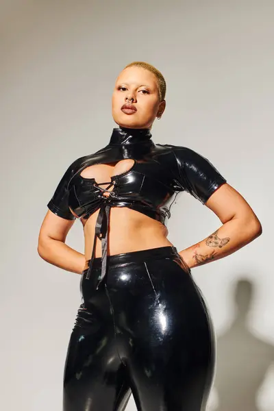 A young woman in striking black fashion poses confidently, showcasing bold style and individuality. — Stock Photo