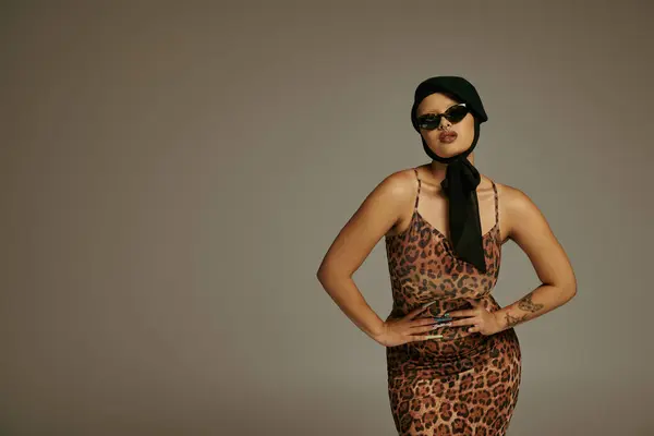 A fashionable young woman showcases her stylish outfit with confidence and flair. — Stock Photo