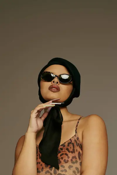 Confident young woman showcases her unique style with chic accessories and a bold outfit choice. — Stock Photo