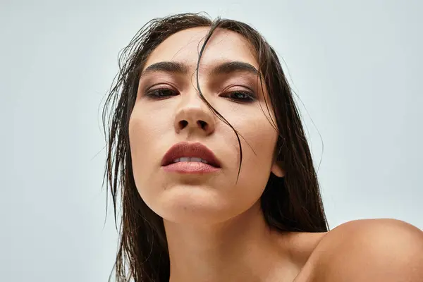 Questa donna sorprendente guarda con fiducia lo spettatore, trasudando bellezza in un ambiente sereno. — Foto stock