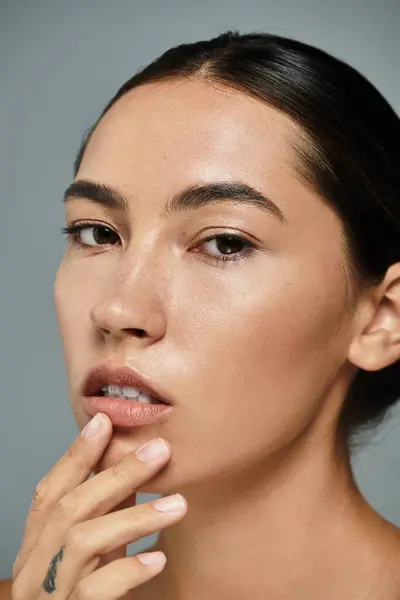 A woman gazes thoughtfully, highlighting her striking features and natural beauty. — Stock Photo