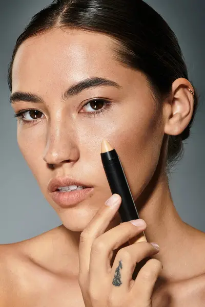 A woman showcases her makeup technique, highlighting her natural beauty and artistry. — Stock Photo