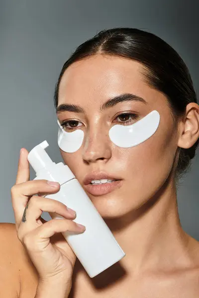 A beautiful woman enhances her skincare routine while focused on rejuvenation methods. — Stock Photo
