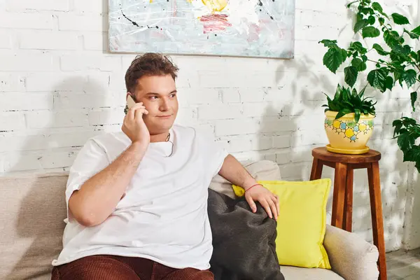 A unique individual engages in a lively chat while surrounded by cheerful decor. — Stock Photo