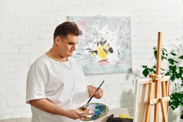 A unique individual stands in a lively studio, ready to create an artistic masterpiece. — Stock Photo