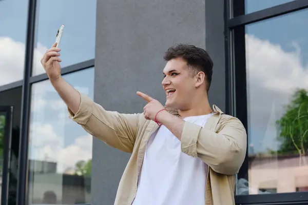 Une personne vivante partage un selfie joyeux dans un café branché, absorbant le beau temps. — Photo de stock