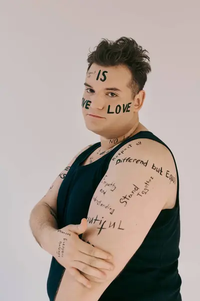 Die queere Person zeigt stolz ihren Körper, der mit Affirmationen der Liebe und Identität geschmückt ist. — Stockfoto