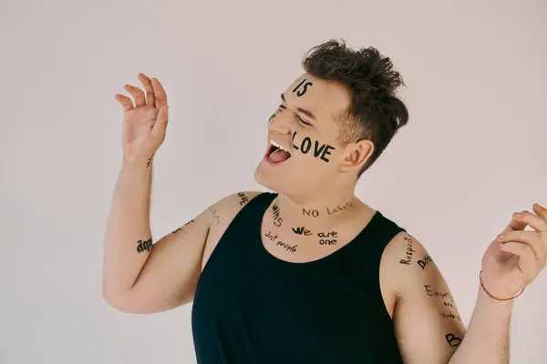 Una persona con la body art espressiva celebra la diversità e l'amore con gesti vivaci. — Stock Photo