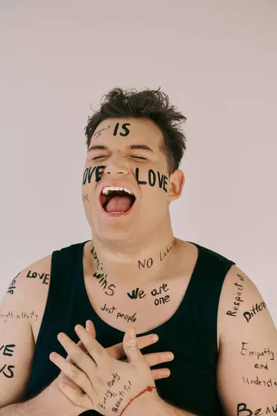 Diese einzigartige Person strahlt Freude aus und drückt gleichzeitig eine Botschaft der Liebe durch Kunst auf ihrer Haut aus. — Stockfoto