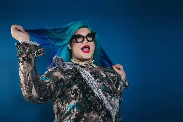 With striking hair and dazzling attire, a queer person celebrates individuality and self expression. — Stock Photo