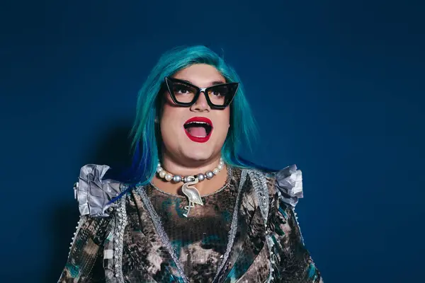 A queer person joyfully expresses their uniqueness with bold fashion choices and lively energy. — Stock Photo