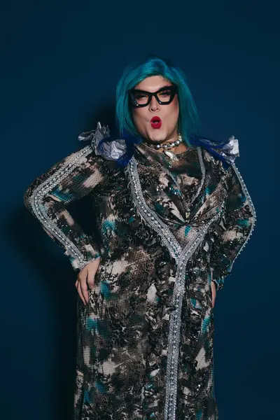 This vibrant individual exudes confidence with their dazzling outfit and distinctive blue hair. — Stock Photo