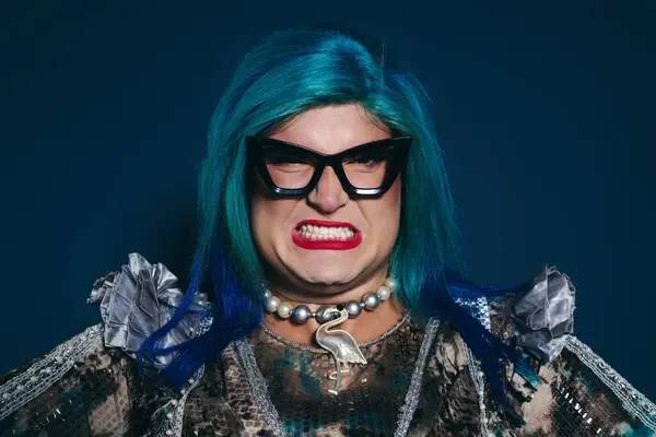 A captivating queer person showcases a striking outfit with a unique hairstyle and expressive pose. — Stock Photo