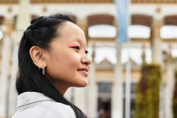 Um jovem estudante asiático elegante abraça a vida universitária, mostrando confiança e cultura em um ambiente animado. — Fotografia de Stock