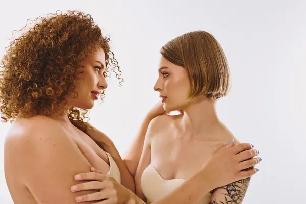 Una splendida coppia lgbt mette in mostra la loro connessione e bellezza naturale in uno studio creativo insieme. — Foto stock