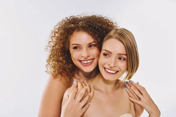 Duas mulheres bonitas celebram seu amor, mostrando diversidade e beleza natural em um espaço tranquilo. — Fotografia de Stock