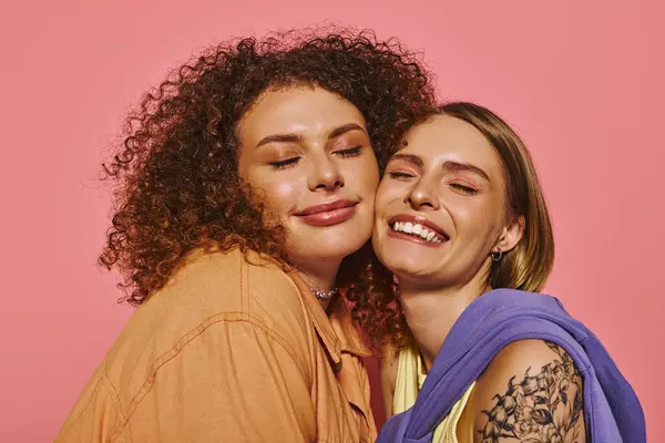 A joyful couple showcases their love and unity, embracing diversity with bright smiles and natural beauty. — Stock Photo