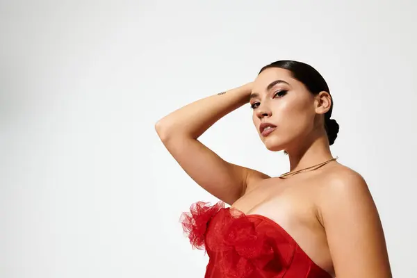 A stylish young woman showcases her poise and charm while striking a fashionable pose. — Stock Photo