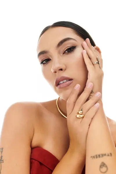 Una mujer hermosa muestra joyas sofisticadas mientras posa con gracia, exudando confianza. - foto de stock