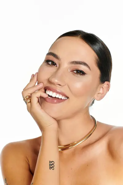 A young woman beams with joy and confidence, showcasing her stylish jewelry and bright smile. — Stock Photo