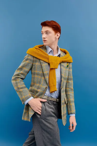 Un homme confiant avec des modèles de cheveux roux frappants une tenue d'hiver chic, alliant élégance et style moderne en toute transparence. — Photo de stock