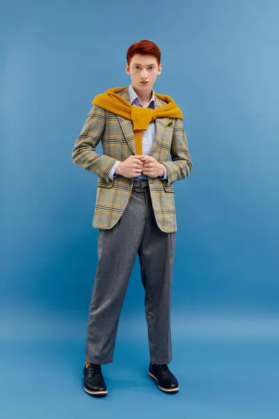 A young and handsome man in a chic winter outfit poses confidently, exuding effortless style. — Stock Photo