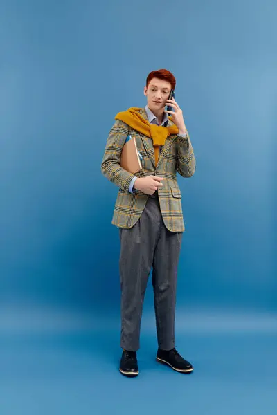 A fashionable student with red hair engages in conversation while showcasing a chic winter outfit. — Stock Photo