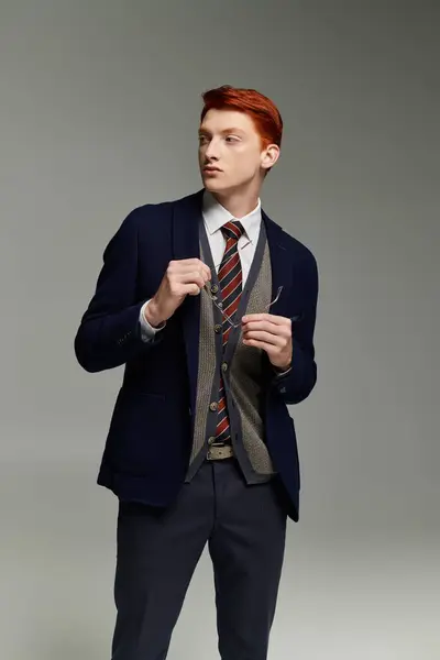 Um jovem em um elegante conjunto de inverno exibe um olhar sofisticado e moderno em um estúdio limpo. — Fotografia de Stock