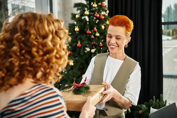 Celebrating the holiday spirit, coworkers delight in exchanging gifts and festive cheer. — Stock Photo