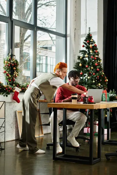 Collèges festifs se livrent à des préparations de vacances gaies sur leur lieu de travail — Photo de stock